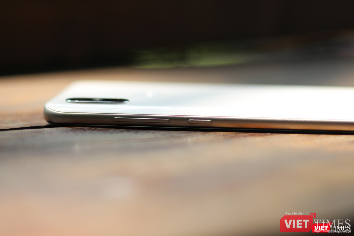 Nút nguồn và tăng giảm âm lượng nằm bên cạnh phải