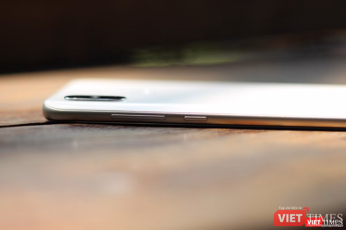 Nút nguồn và tăng giảm âm lượng nằm bên cạnh phải