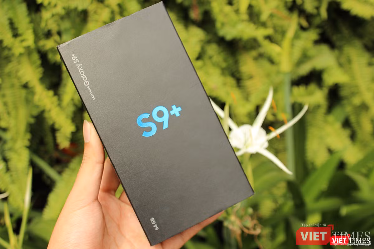 Đây là hộp đựng Galaxy S9 Plus. Chúng ta có thể thấy nó không khác gì hộp đựng các phiên bản S9 Plus mang màu sắc tiêu chuẩn. Nếu để ý kỹ ở góc dưới bên trái chỉ rõ đây là phiên bản có bộ nhớ trong 64 GB. Đây là hộp đựng Galaxy S9 Plus. Chúng ta có thể thấy nó không khác gì hộp đựng các phiên bản S9 Plus mang màu sắc tiêu chuẩn. Nếu để ý kỹ ở góc dưới bên trái chỉ rõ đây là phiên bản có bộ nhớ trong 64 GB.