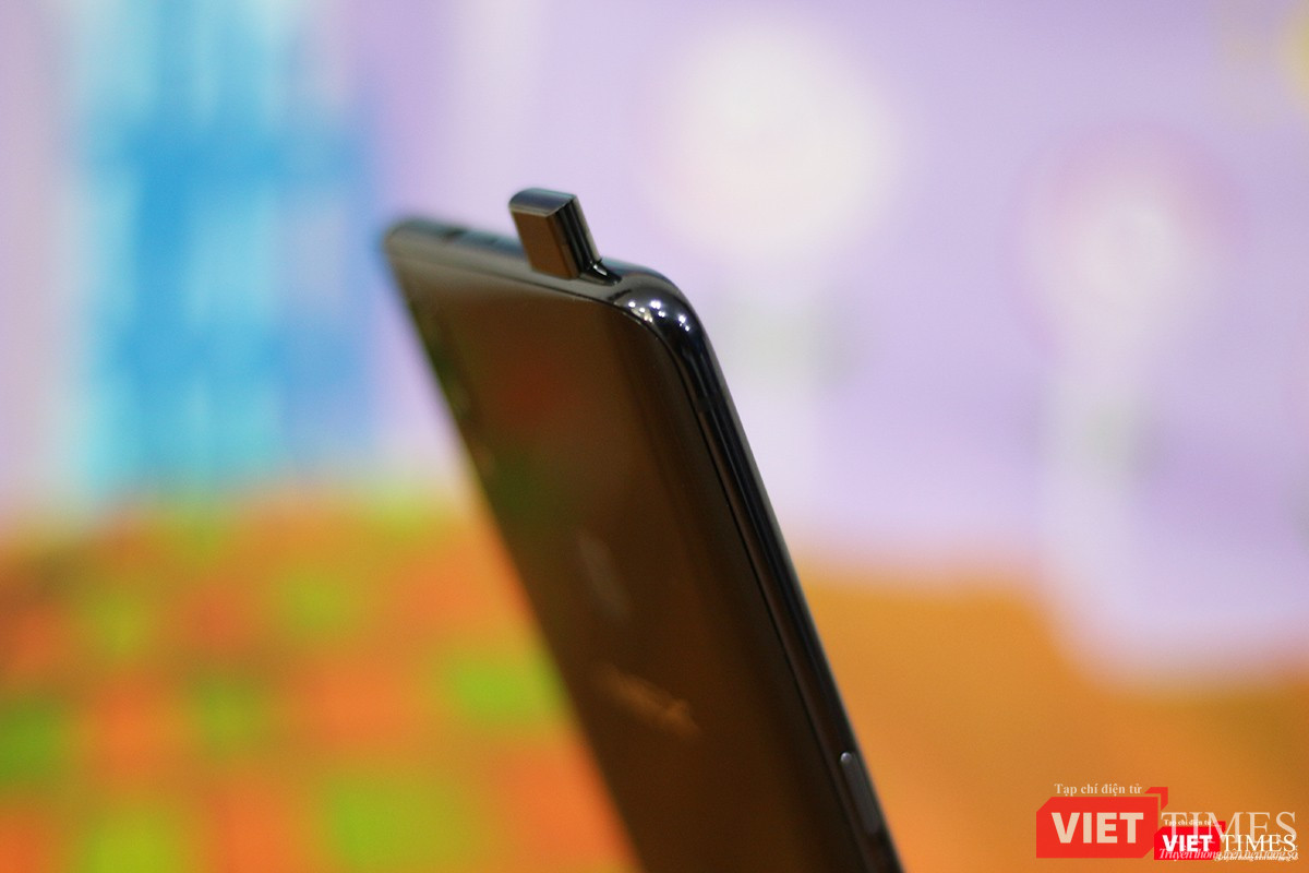 Vivo cho biết cơ cấu camera này có độ bền khoảng 50.000 lần thò ra rụt vào. Nếu mỗi ngày bạn bật camera để chụp selfie 50 lần thì bạn có thể dùng khoảng 3 năm mới hỏng. Nhưng trên thực tế, nếu bạn làm rơi điện thoại trong khi chụp ảnh, chắc bạn không cần chờ đến 3 năm đâu.