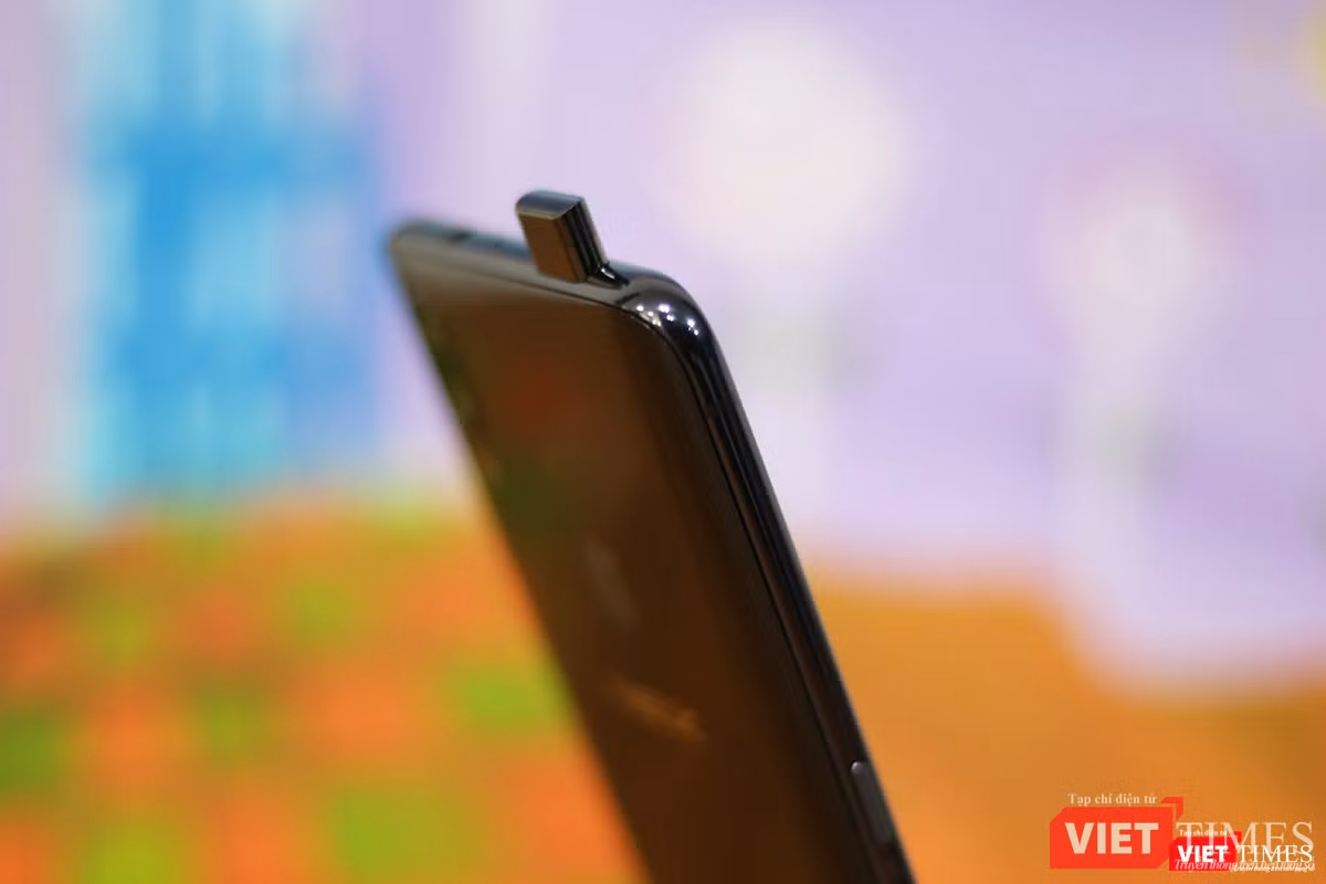 Vivo cho biết cơ cấu camera này có độ bền khoảng 50.000 lần thò ra rụt vào. Nếu mỗi ngày bạn bật camera để chụp selfie 50 lần thì bạn có thể dùng khoảng 3 năm mới hỏng. Nhưng trên thực tế, nếu bạn làm rơi điện thoại trong khi chụp ảnh, chắc bạn không cần chờ đến 3 năm đâu.