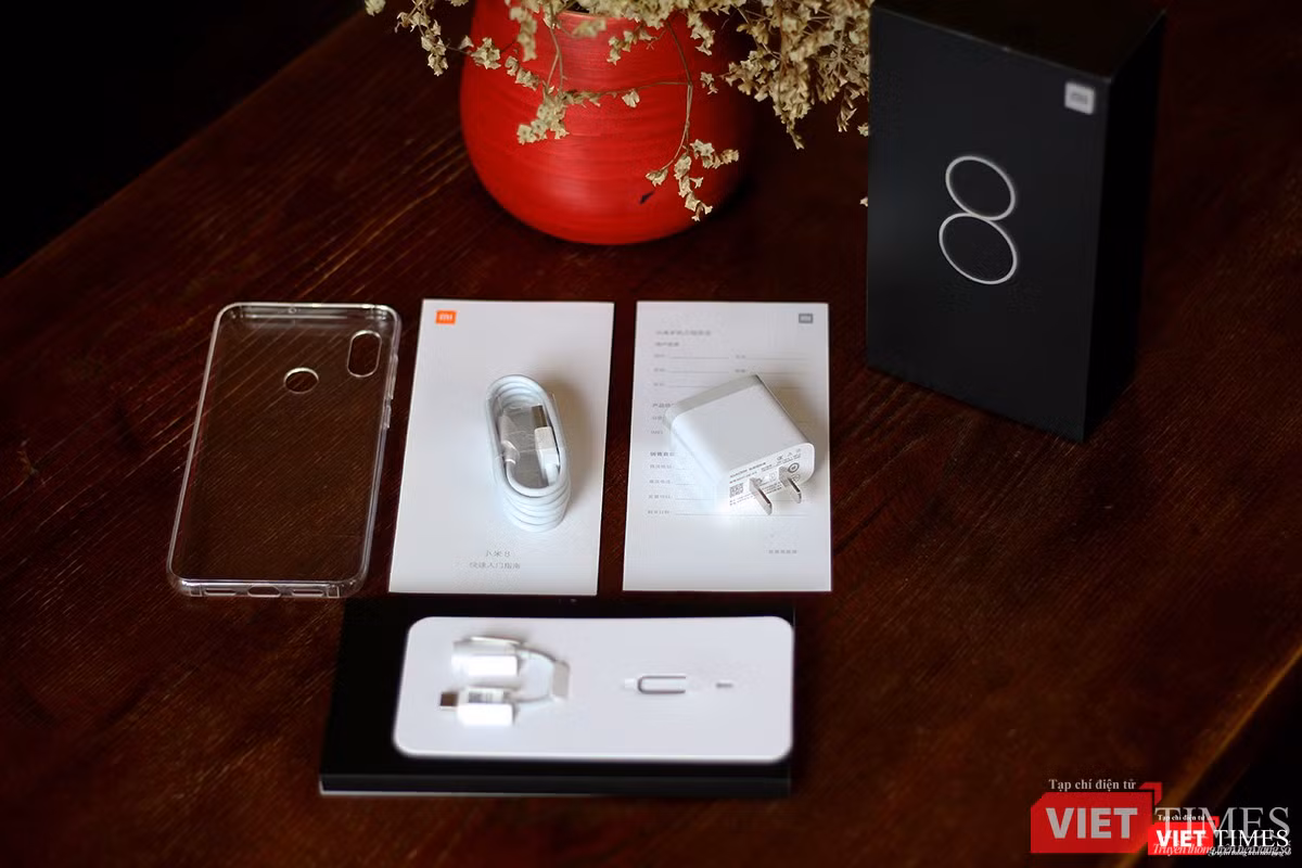 Hãy xem Xiaomi cung cấp cho chúng ta những phụ kiện gì nào. Có một cáp sạc chuẩn USB type C, một cáp chuyển đổi từ USB-C sang giắc 3,5mm để người dùng cắm tai nghe có dây thưởng thức âm nhạc theo cách truyền thống, một ốp trong suốt để bảo vệ mặt lưng máy mà không làm mất đi các điểm nhấn.