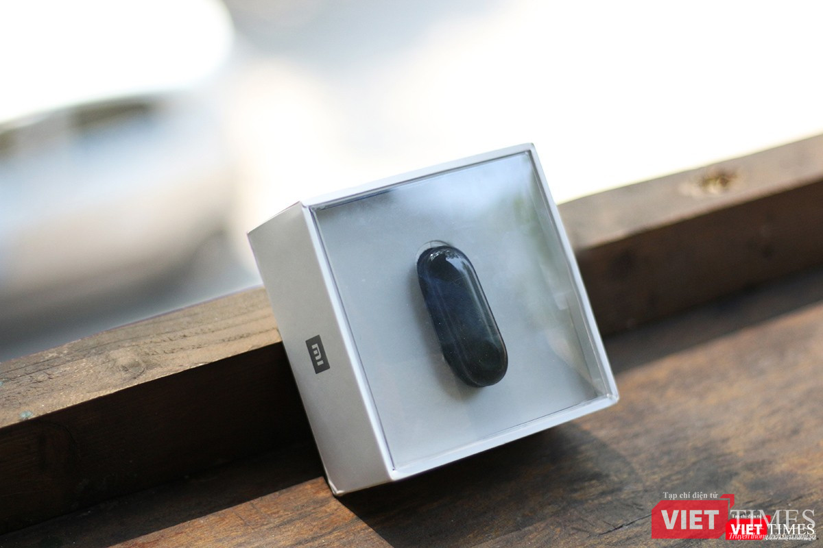 Mi Band 3 được đựng trong một chiếc hộp màu trắng, Sản phẩm này đang có mặt tại thị trường Việt Nam dưới dạng hàng xách tay, với mức giá khoảng 900.000 đồng.