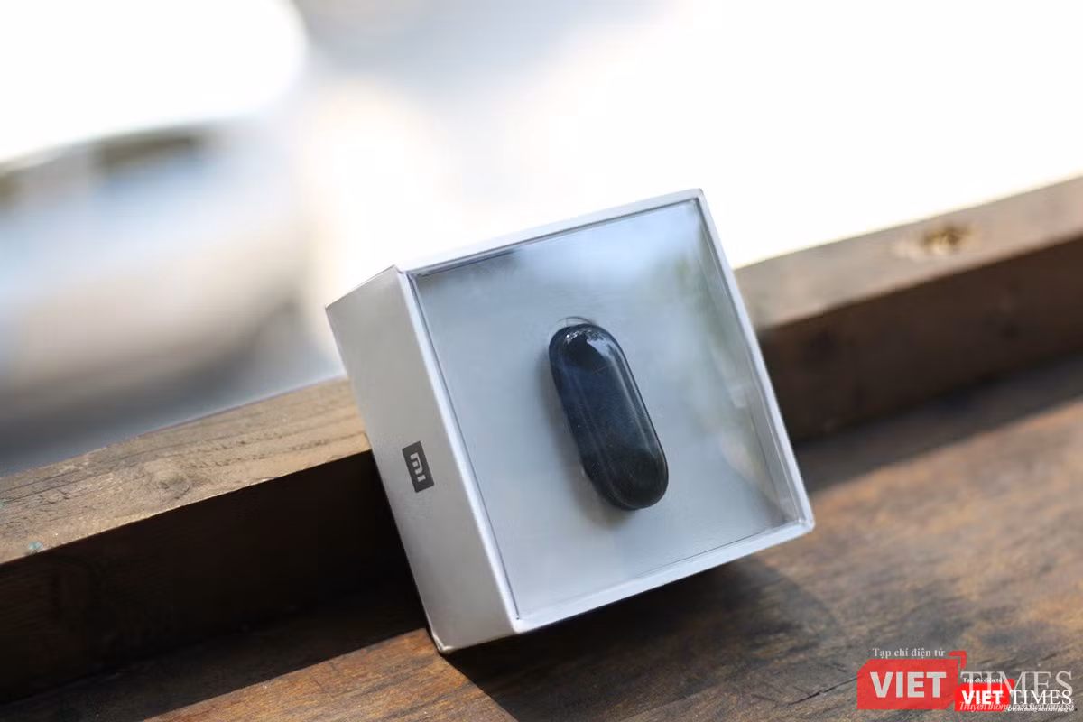 Mi Band 3 được đựng trong một chiếc hộp màu trắng, Sản phẩm này đang có mặt tại thị trường Việt Nam dưới dạng hàng xách tay, với mức giá khoảng 900.000 đồng.