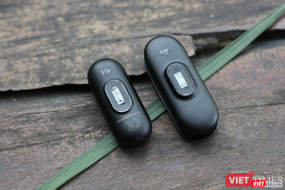 Mặt sau của hai thiết bị chúng ta có thể thấy cảm biến đo nhịp tim, Đây là một tính năng được cài sẵn trong Mi Band 3 cùng với các tính năng khác đặc trưng cho vòng đeo thông minh như đếm số bước chân, theo dõi giấc ngủ, cảnh báo ít vận động. Bộ sạc được kết nối với Mi Band 3 qua cổng sạc ở cạnh dưới