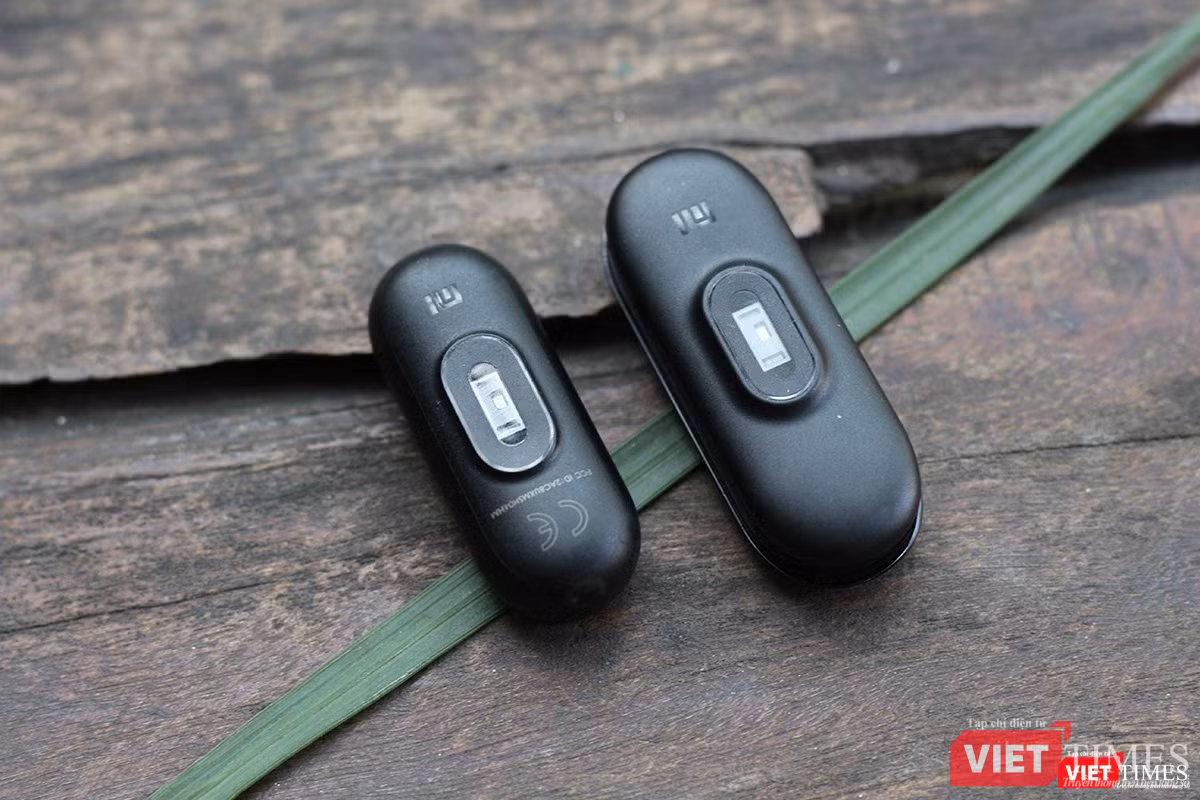 Mặt sau của hai thiết bị chúng ta có thể thấy cảm biến đo nhịp tim, Đây là một tính năng được cài sẵn trong Mi Band 3 cùng với các tính năng khác đặc trưng cho vòng đeo thông minh như đếm số bước chân, theo dõi giấc ngủ, cảnh báo ít vận động. Bộ sạc được kết nối với Mi Band 3 qua cổng sạc ở cạnh dưới