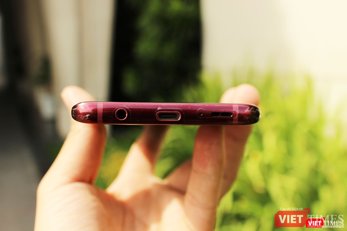 Cạnh dưới với cổng USB-C và hai loa