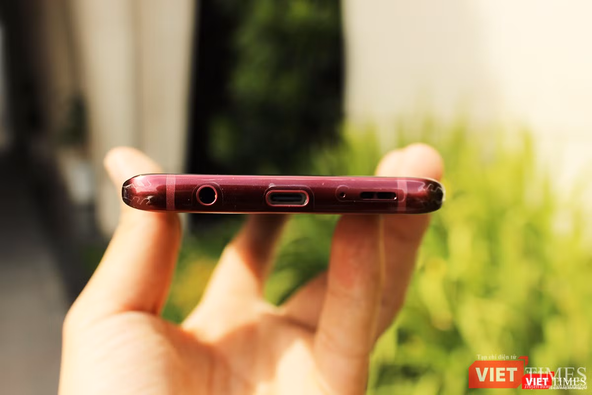 Cạnh dưới với cổng USB-C và hai loa Cạnh dưới với cổng USB-C và hai loa