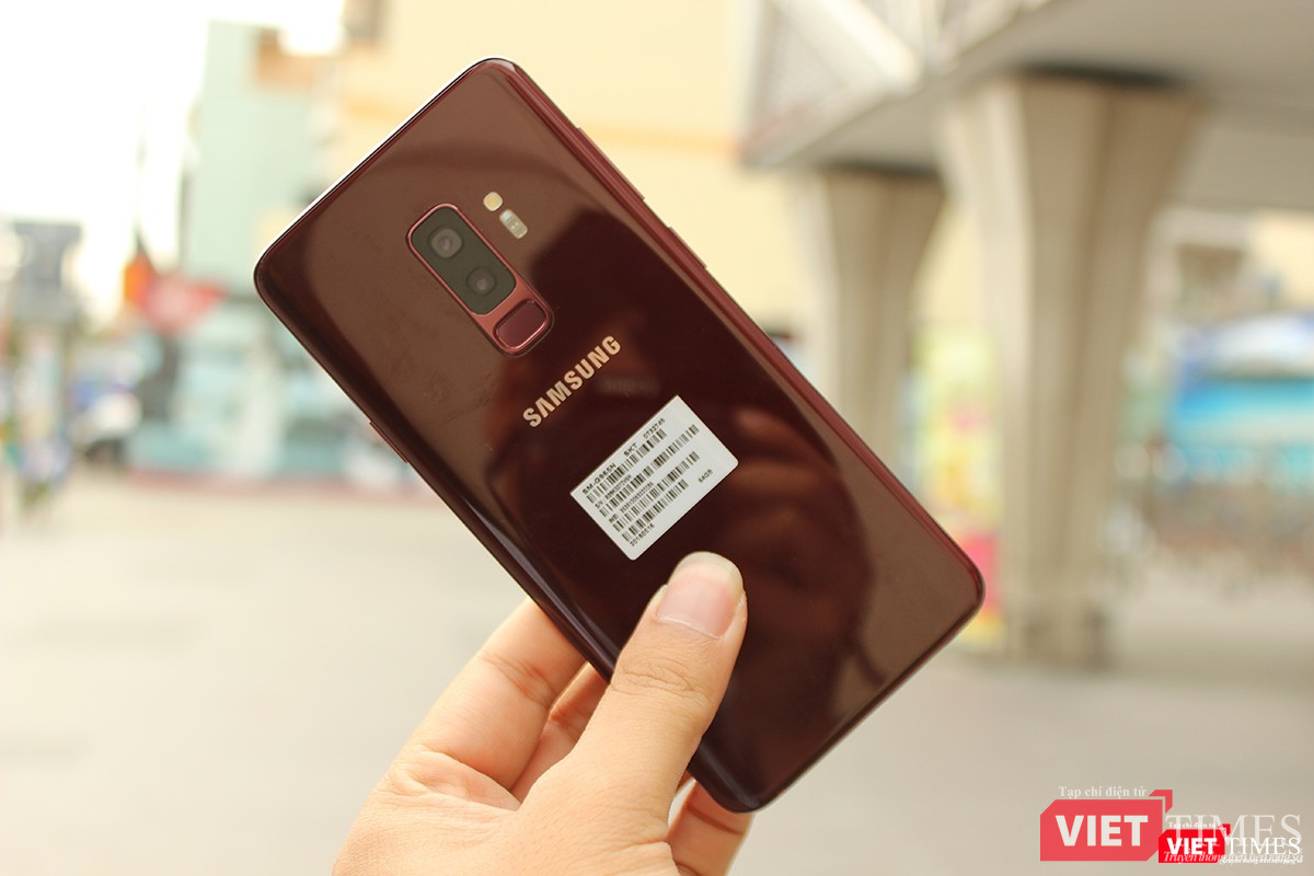 Màu đỏ tía này nhìn không quá gắt, thiên về tông trầm nhiều hơn, nên cả nam và nữ dùng đều được