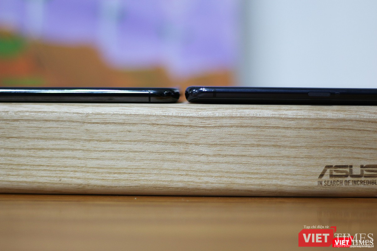 Có thể nhiều bạn thắc mắc rằng liệu mô đun camera "thò thụt" thế kia có làm cho máy dày thêm không. Chúng tôi đã thử đặt Vivo Nex A cạnh chiếc iPhone X. Kết quả là Vivo Nex A (bên phải) và iPhone X (bên trái) gần như tương đương về độ dày.