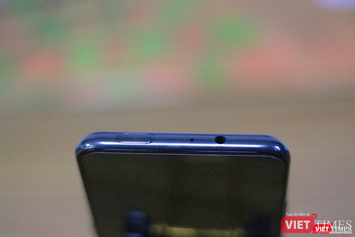 Ở trên đỉnh máy có nút nguồn và may thay Vivo chưa bắt người dùng phải tìm đến tai nghe không dây - chúng ta thấy có sự hiện diện của cổng 3,5mm