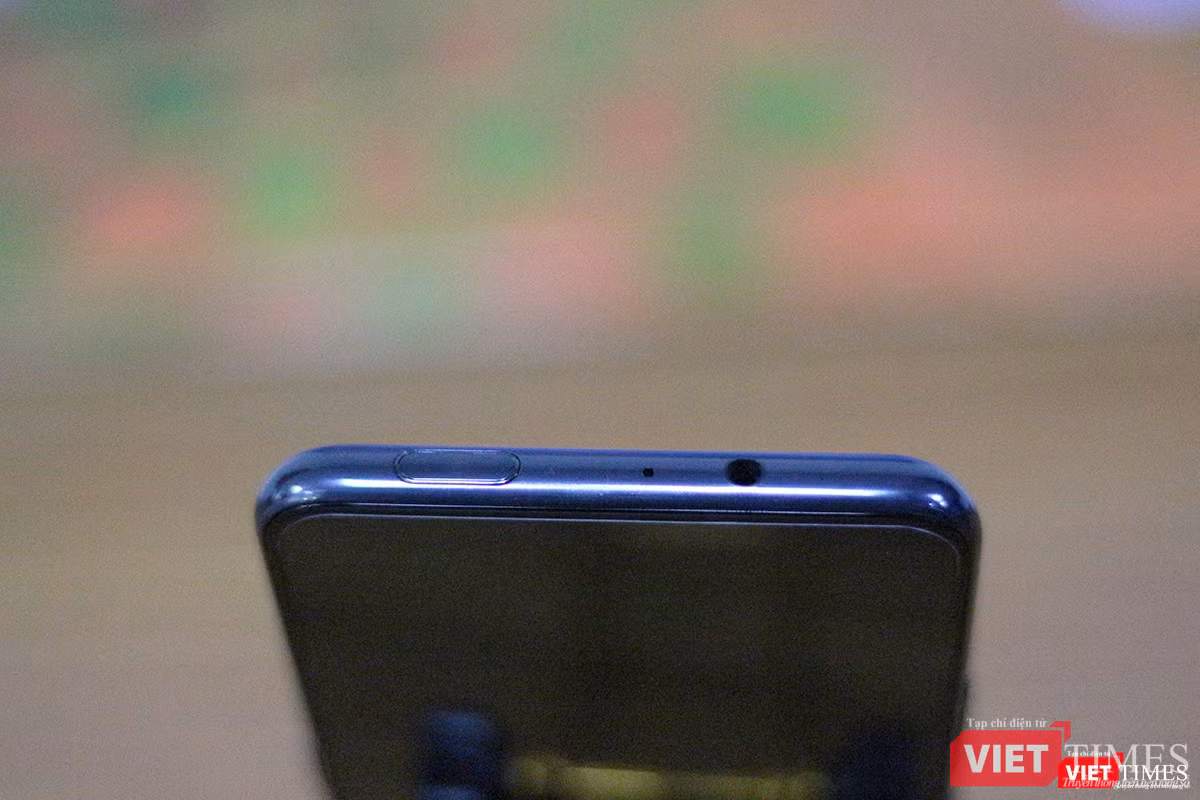 Ở trên đỉnh máy có nút nguồn và may thay Vivo chưa bắt người dùng phải tìm đến tai nghe không dây - chúng ta thấy có sự hiện diện của cổng 3,5mm