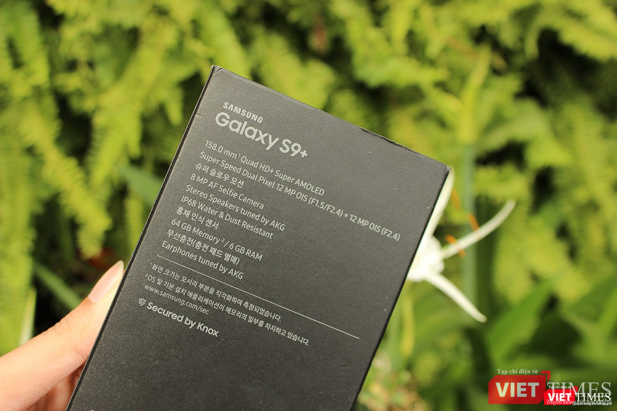 Máy được phân phối từ nhà mạng Hàn Quốc. Mặt sau hộp ghi rõ các thông số của máy, từ màn hình, RAM, chip đến chuẩn chống nước