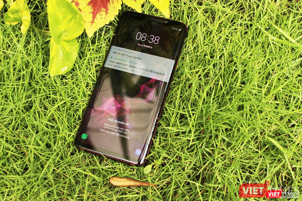 Cấu hình của Galaxy S9 Plus thuộc hàng mạnh nhất trên thị trường hiện nay, với chip Snapdragon 845, RAM 6GB, bộ nhớ trong 64 GB/128 GB tùy phiên bản, pin 3500 mAh, đạt chuẩn kháng nước IP68