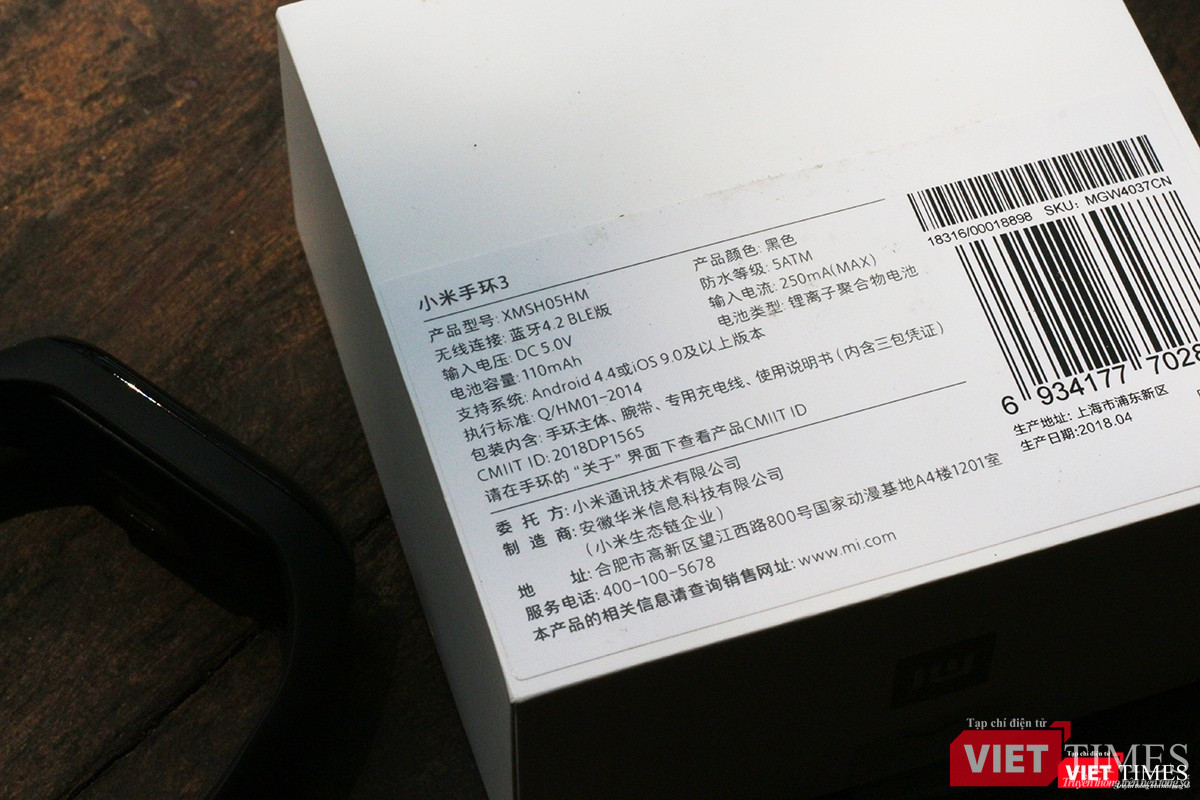 Cận cảnh hơn nữa chiếc hộp. Một thông số đáng chú ý là dung lượng pin Mi Band 3 ghi trên hộp là 110 mAh, nhiều hơn so với mức 70 mAh của Mi Band 2. Đây chính là một trong số 5 thay đổi trên Mi Band 3 mà chúng tôi muốn đề cập với các bạn. Tuy nhiên, theo Xiaomi, thời gian chờ của cả hai mẫu vòng đeo thông minh đều là 20 ngày.