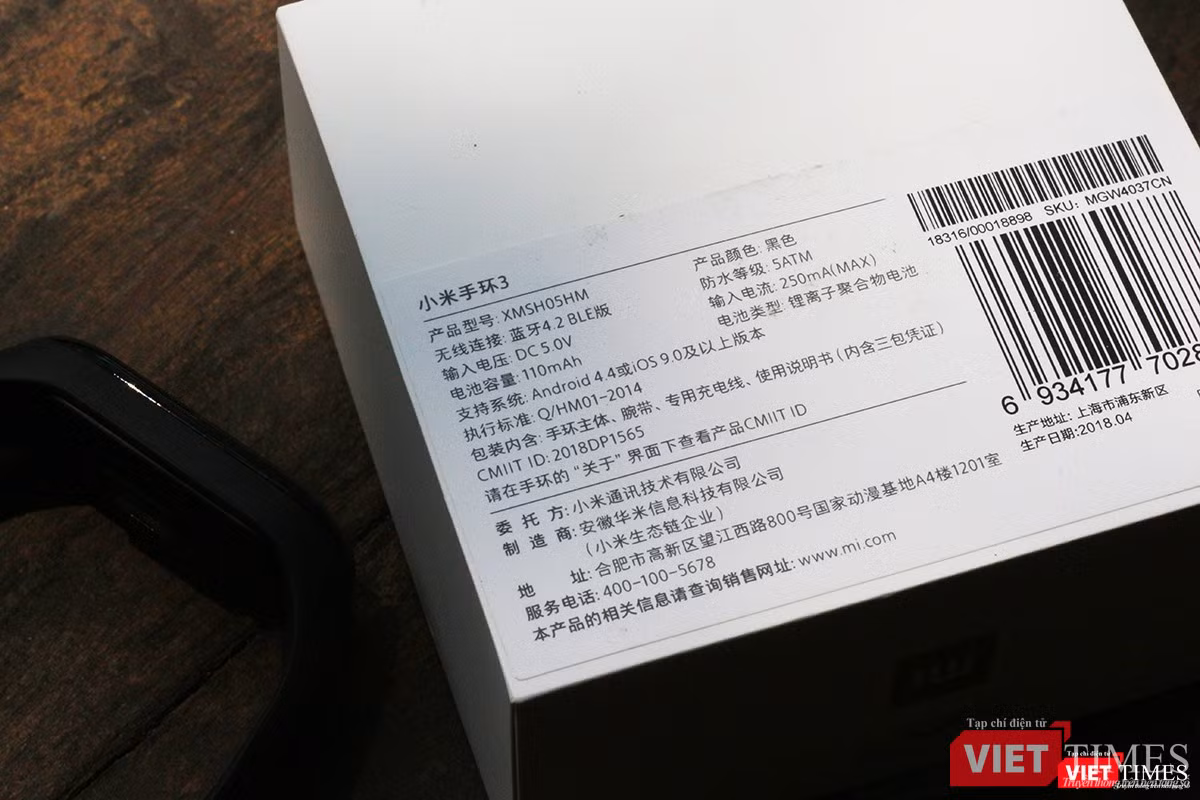 Cận cảnh hơn nữa chiếc hộp. Một thông số đáng chú ý là dung lượng pin Mi Band 3 ghi trên hộp là 110 mAh, nhiều hơn so với mức 70 mAh của Mi Band 2. Đây chính là một trong số 5 thay đổi trên Mi Band 3 mà chúng tôi muốn đề cập với các bạn. Tuy nhiên, theo Xiaomi, thời gian chờ của cả hai mẫu vòng đeo thông minh đều là 20 ngày.
