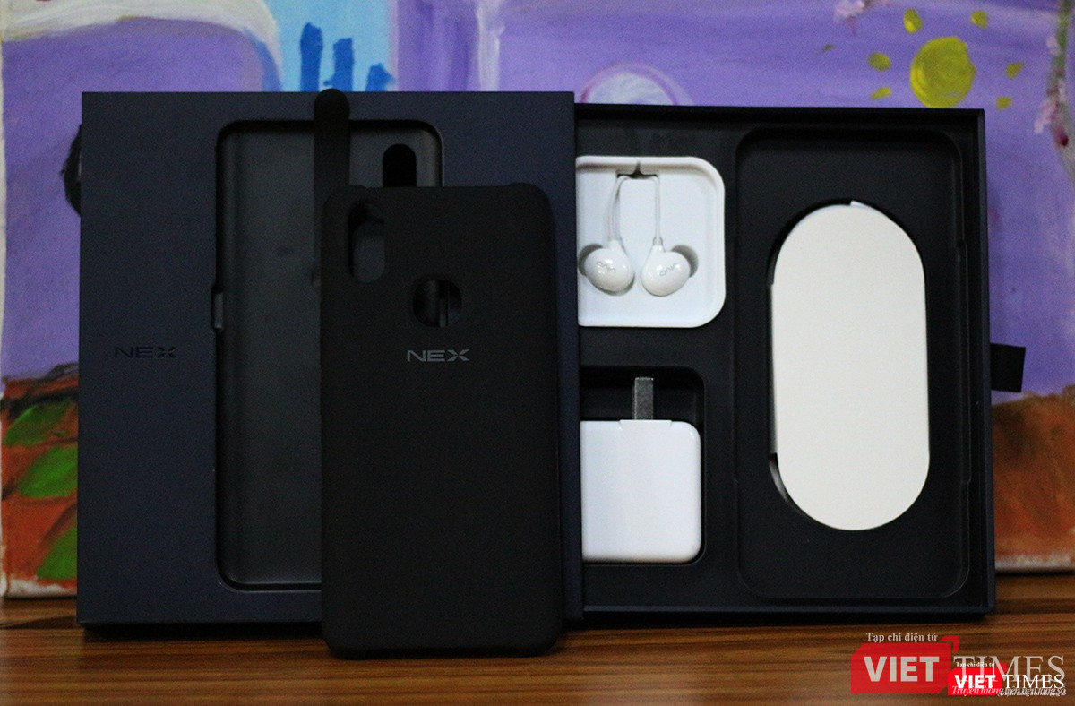 Kéo ngăn phía dưới chúng ta có thể thấy các phụ kiện đi kèm, bao gồm một ốp lưng cùng màu với máy, củ cáp sạc và một bộ tai nghe có kiểu dáng như... hai viên kẹo M&M.