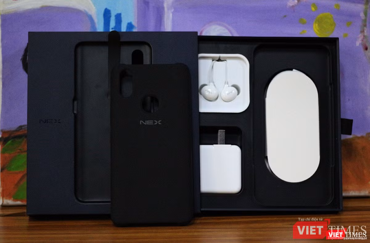 Kéo ngăn phía dưới chúng ta có thể thấy các phụ kiện đi kèm, bao gồm một ốp lưng cùng màu với máy, củ cáp sạc và một bộ tai nghe có kiểu dáng như... hai viên kẹo M&M.