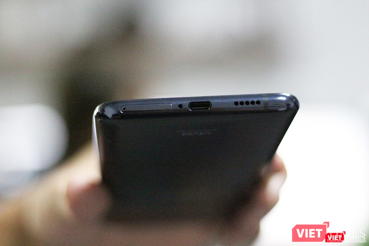 Cạnh dưới ngoài cổng USB-C chúng ta thấy có khe cắm SIM và thẻ nhớ, một cách sắp đặt hơi khác so với các mẫu smartphone Android trên thị trường (vốn để khay sim bên cạnh trái hoặc cạnh phải)
