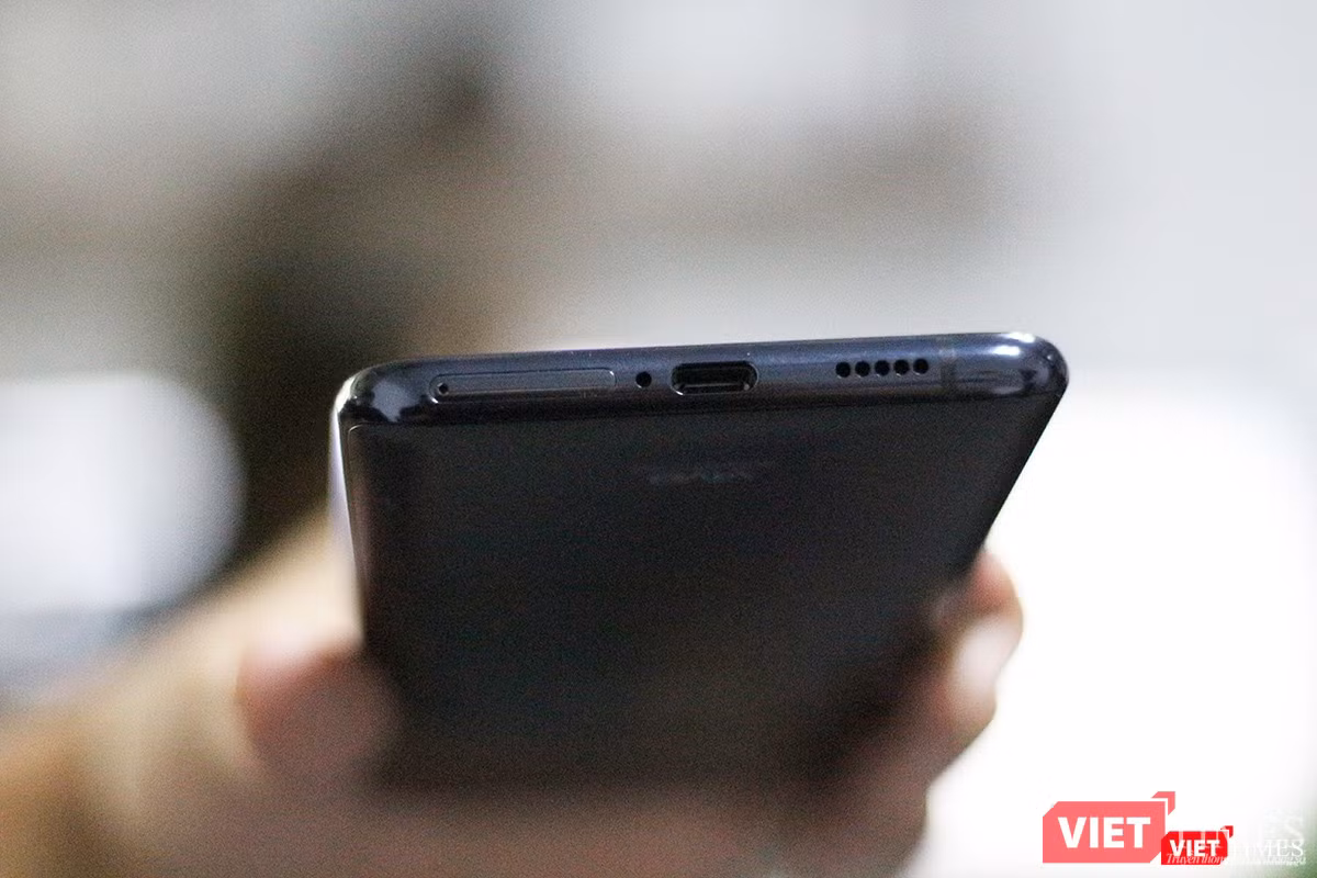 Cạnh dưới ngoài cổng USB-C chúng ta thấy có khe cắm SIM và thẻ nhớ, một cách sắp đặt hơi khác so với các mẫu smartphone Android trên thị trường (vốn để khay sim bên cạnh trái hoặc cạnh phải)