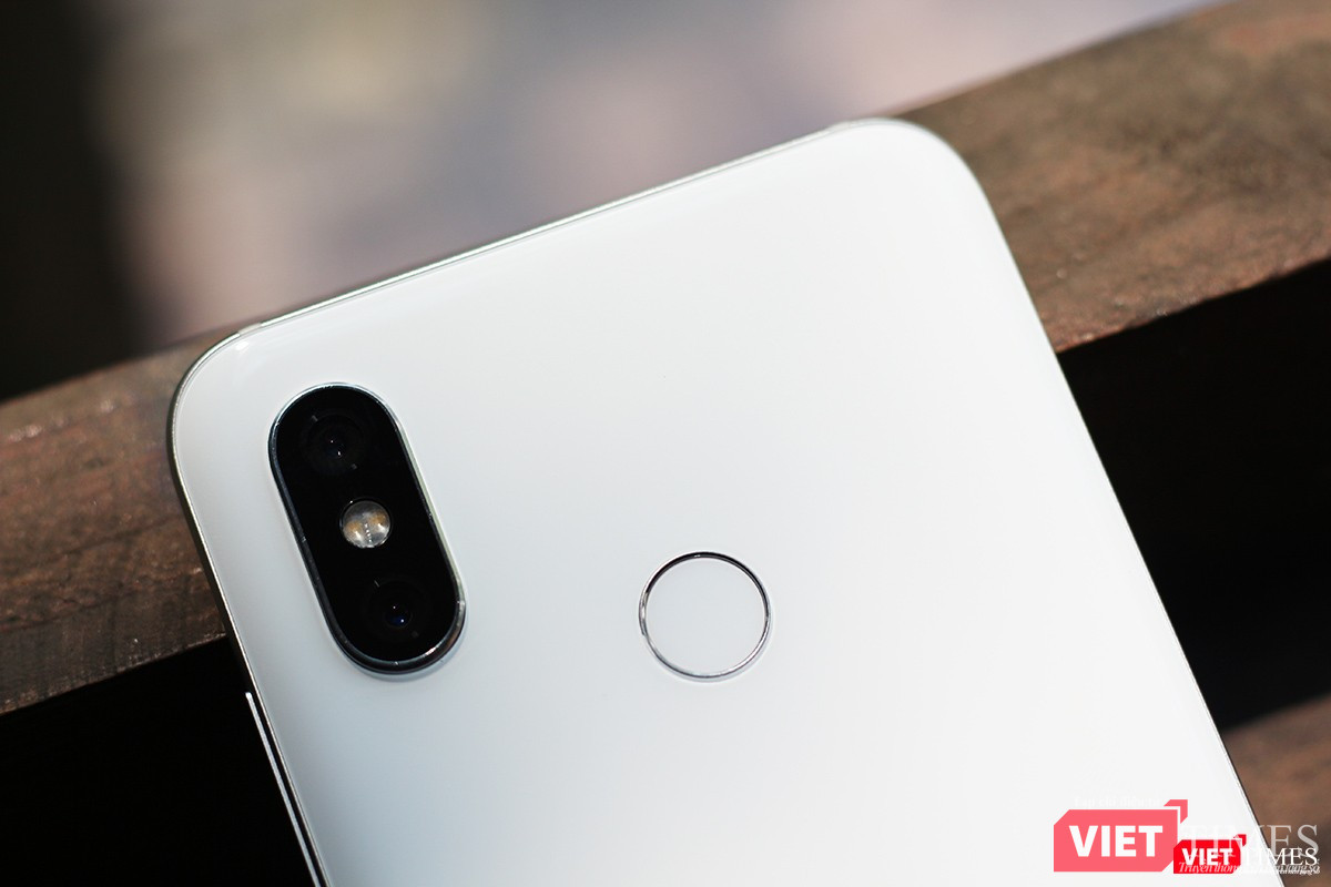 Đây là mặt sau của Mi 8. Trình độ sao chép của Xiaomi đã đạt gần đến mức thượng thừa khi camera kép cũng được đặt theo chiều dọc giống iPhone X. Chỉ có điều iPhone X không có cảm biến vân tay hình tròn như trên Mi 8.
