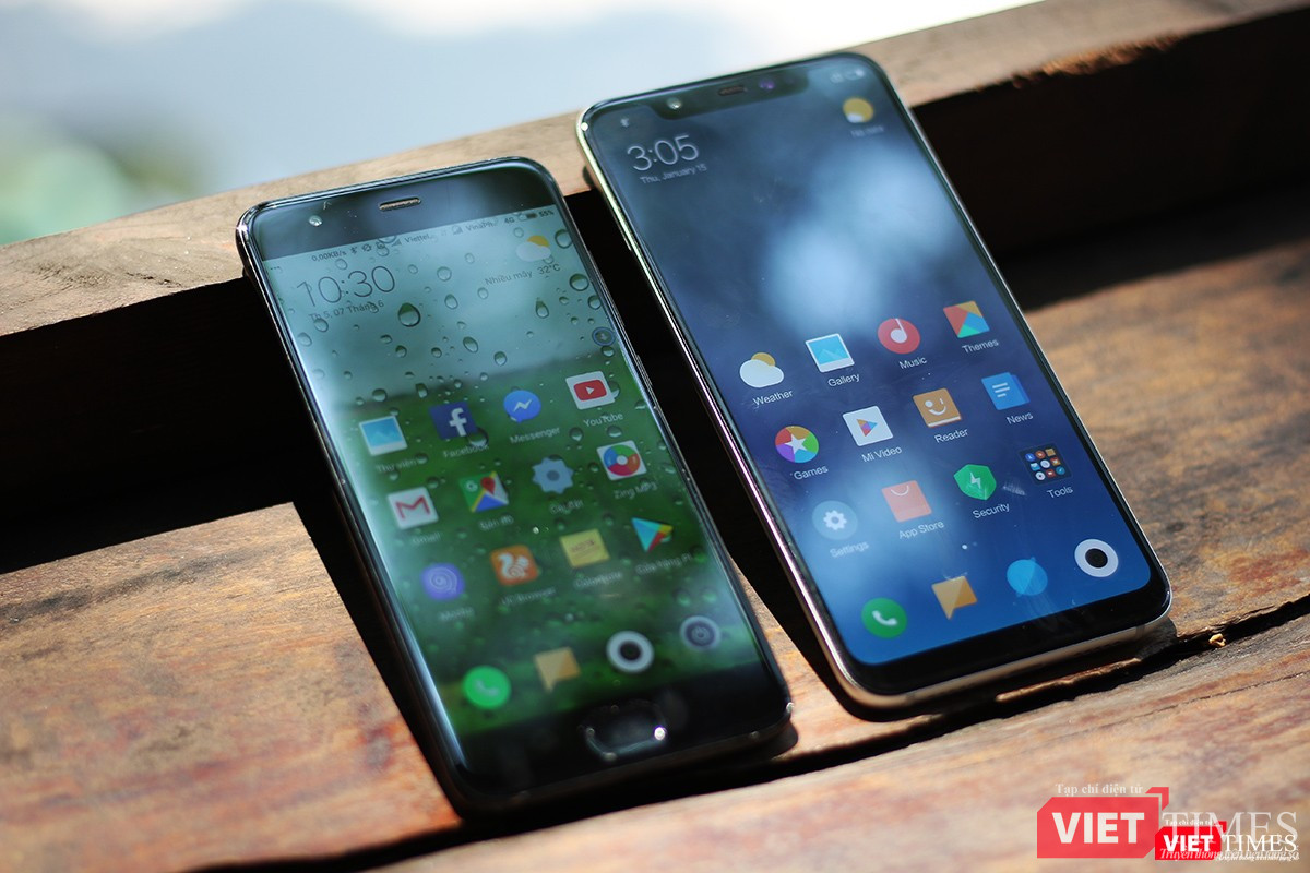 Mi 8 đọ dáng với Mi 6 ra mắt năm ngoái. Năm nay Xiaomi quyết định không đặt tên mẫu điện thoại mới là Mi 7 mà đặt luôn là Mi 8 để đánh dấu 8 năm điện thoại Xiaomi "tung hoành" trên thị trường