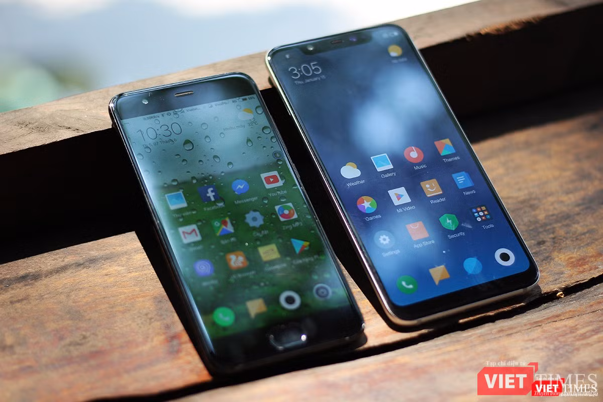 Mi 8 đọ dáng với Mi 6 ra mắt năm ngoái. Năm nay Xiaomi quyết định không đặt tên mẫu điện thoại mới là Mi 7 mà đặt luôn là Mi 8 để đánh dấu 8 năm điện thoại Xiaomi "tung hoành" trên thị trường