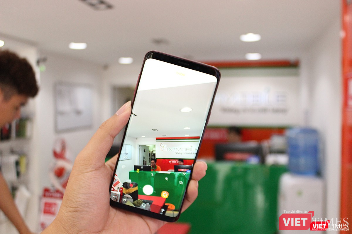 Khả năng chụp ảnh của Galaxy S9 Plus rất tuyệt vời. Hai camera phía sau đều có độ phân giải 12 MP, nhưng có thể tự động điều chỉnh khẩu độ từ f/1.5 đến f/2.4 để cho ra những bức ảnh xóa phông đẹp hơn
