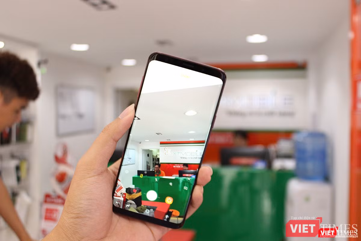 Khả năng chụp ảnh của Galaxy S9 Plus rất tuyệt vời. Hai camera phía sau đều có độ phân giải 12 MP, nhưng có thể tự động điều chỉnh khẩu độ từ f/1.5 đến f/2.4 để cho ra những bức ảnh xóa phông đẹp hơn Khả năng chụp ảnh của Galaxy S9 Plus rất tuyệt vời. Hai camera phía sau đều có độ phân giải 12 MP, nhưng có thể tự động điều chỉnh khẩu độ từ f/1.5 đến f/2.4 để cho ra những bức ảnh xóa phông đẹp hơn