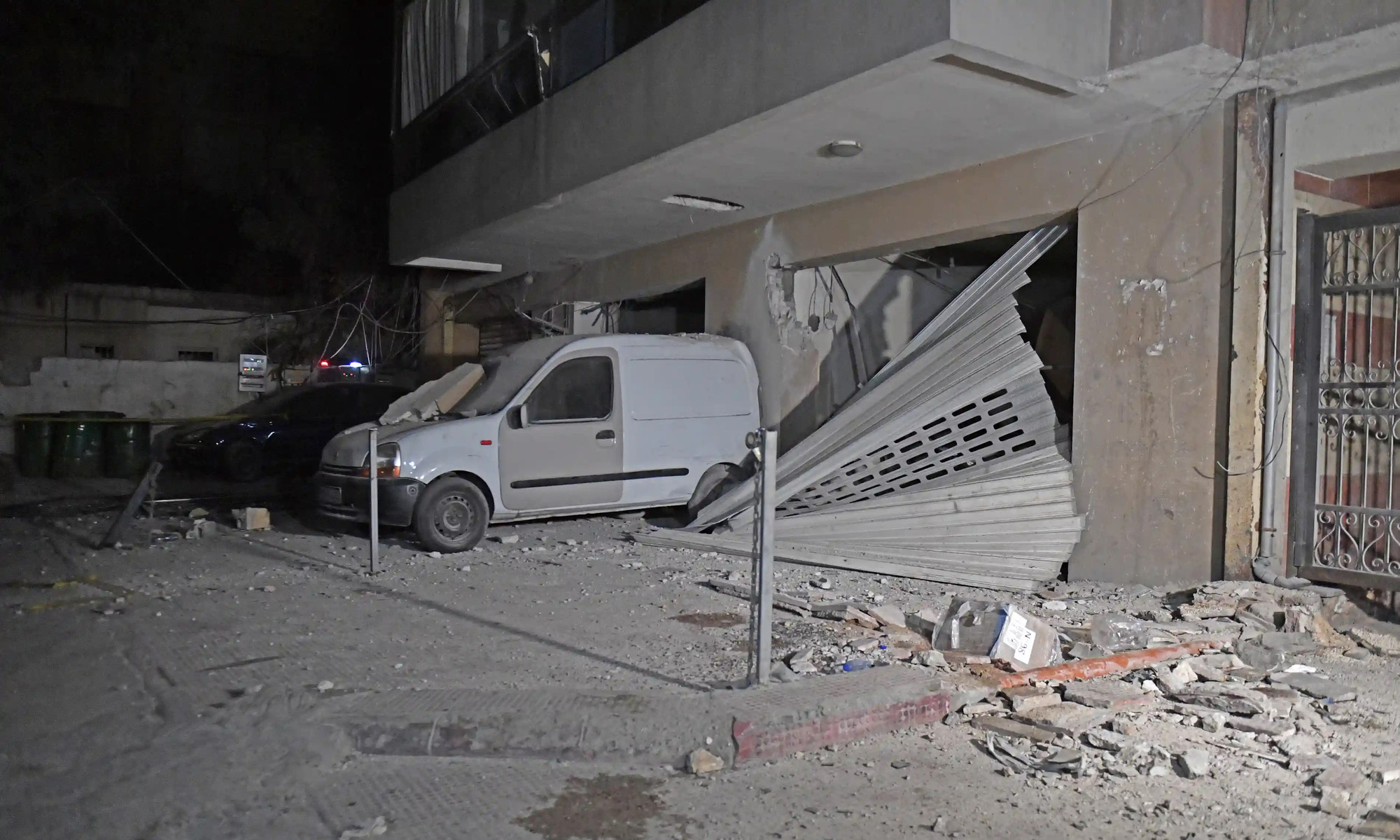 Những chiếc xe, tòa nhà bị hư hại sau cuộc tấn công tại khu phố Madi ở Dahieh, phía nam thủ đô Beirut (Ảnh: Getty)