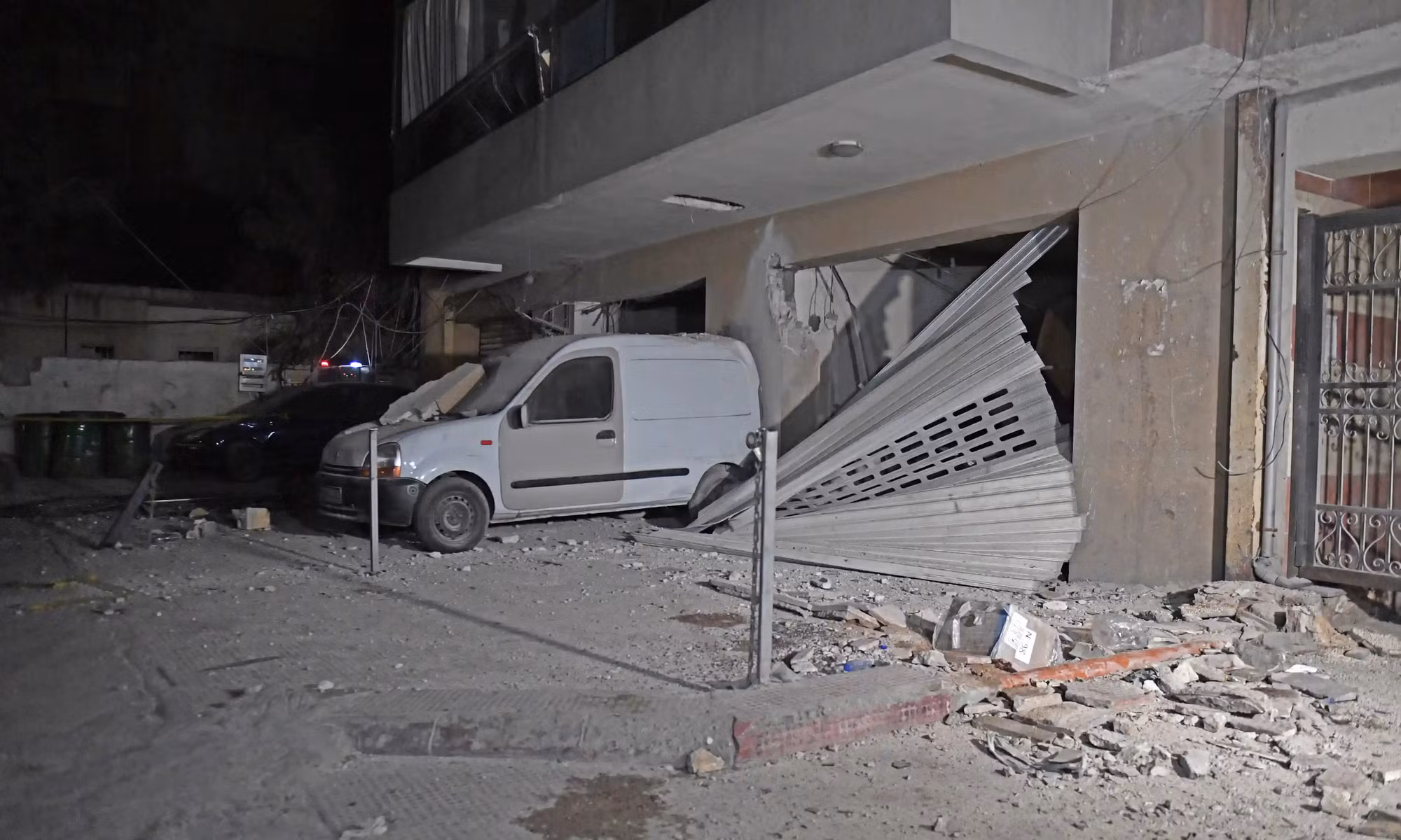 Những chiếc xe, tòa nhà bị hư hại sau cuộc tấn công tại khu phố Madi ở Dahieh, phía nam thủ đô Beirut (Ảnh: Getty)