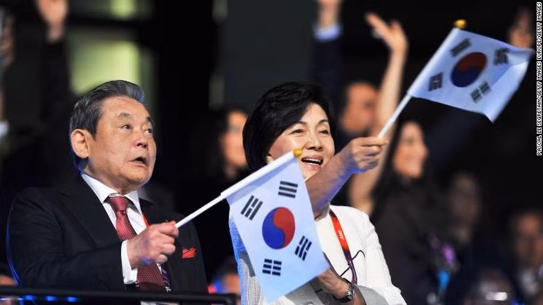 ông Lee Kun-hee và vợ Ra-Hee Hong tại lễ khai mạc Thế vận hội London năm 2012 (ảnh: CNN)