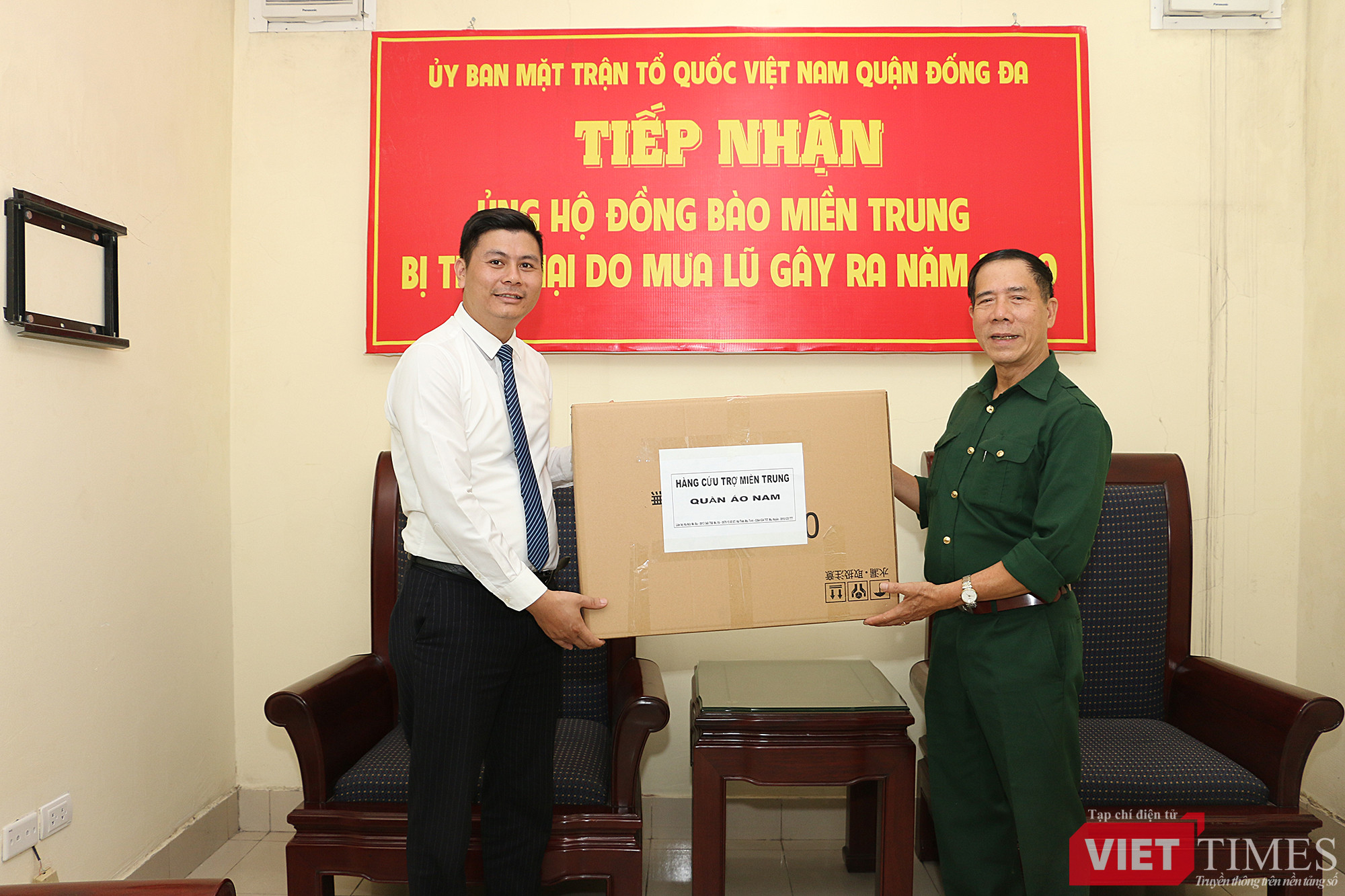 anh Hoàng Tuấn Nhượng (bên trái) gửi quà cho Ban tổ chức