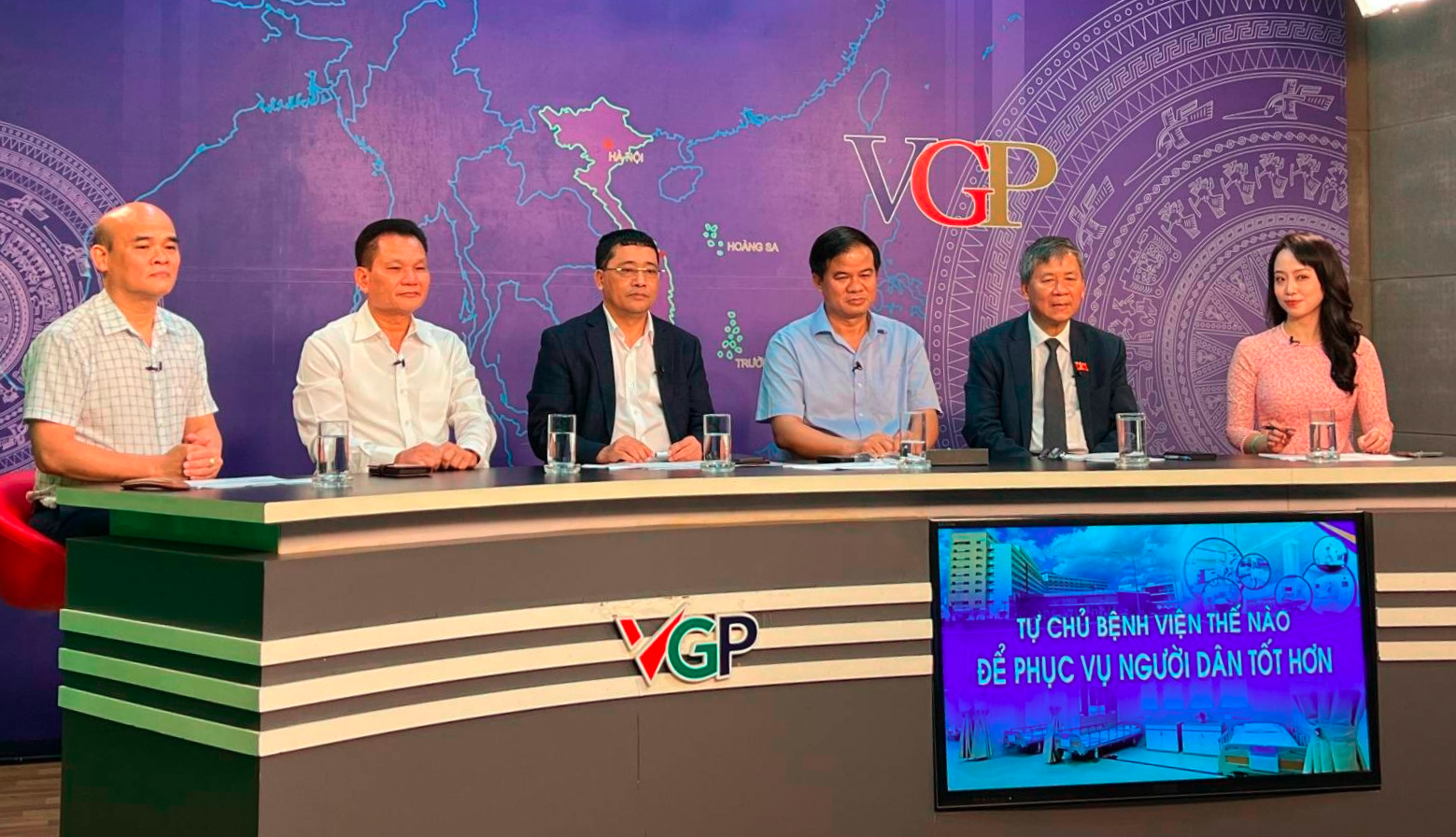 Cuộc tọa đàm sự tham gia của PGS.TS. Đào Xuân Cơ - Giám đốc BV Bạch Mai; GS.TS. Lê Văn Quảng - Giám đốc BV K, ông Bùi Sỹ Lợi - nguyên Phó Chủ nhiệm Ủy ban về Các vấn đề xã hội của Quốc hội; ông Nguyễn Anh Trí, đại biểu Quốc hội, nguyên Viện trưởng Viện Huyết học Truyền máu Trung ương và ông Nguyễn Huy Quang - nguyên Vụ trưởng Vụ Pháp chế Bộ Y tế. Cuộc tọa đàm sự tham gia của PGS.TS. Đào Xuân Cơ - Giám đốc BV Bạch Mai; GS.TS. Lê Văn Quảng - Giám đốc BV K, ông Bùi Sỹ Lợi - nguyên Phó Chủ nhiệm Ủy ban về Các vấn đề xã hội của Quốc hội; ông Nguyễn Anh Trí, đại biểu Quốc hội, nguyên Viện trưởng Viện Huyết học Truyền máu Trung ương và ông Nguyễn Huy Quang - nguyên Vụ trưởng Vụ Pháp chế Bộ Y tế.