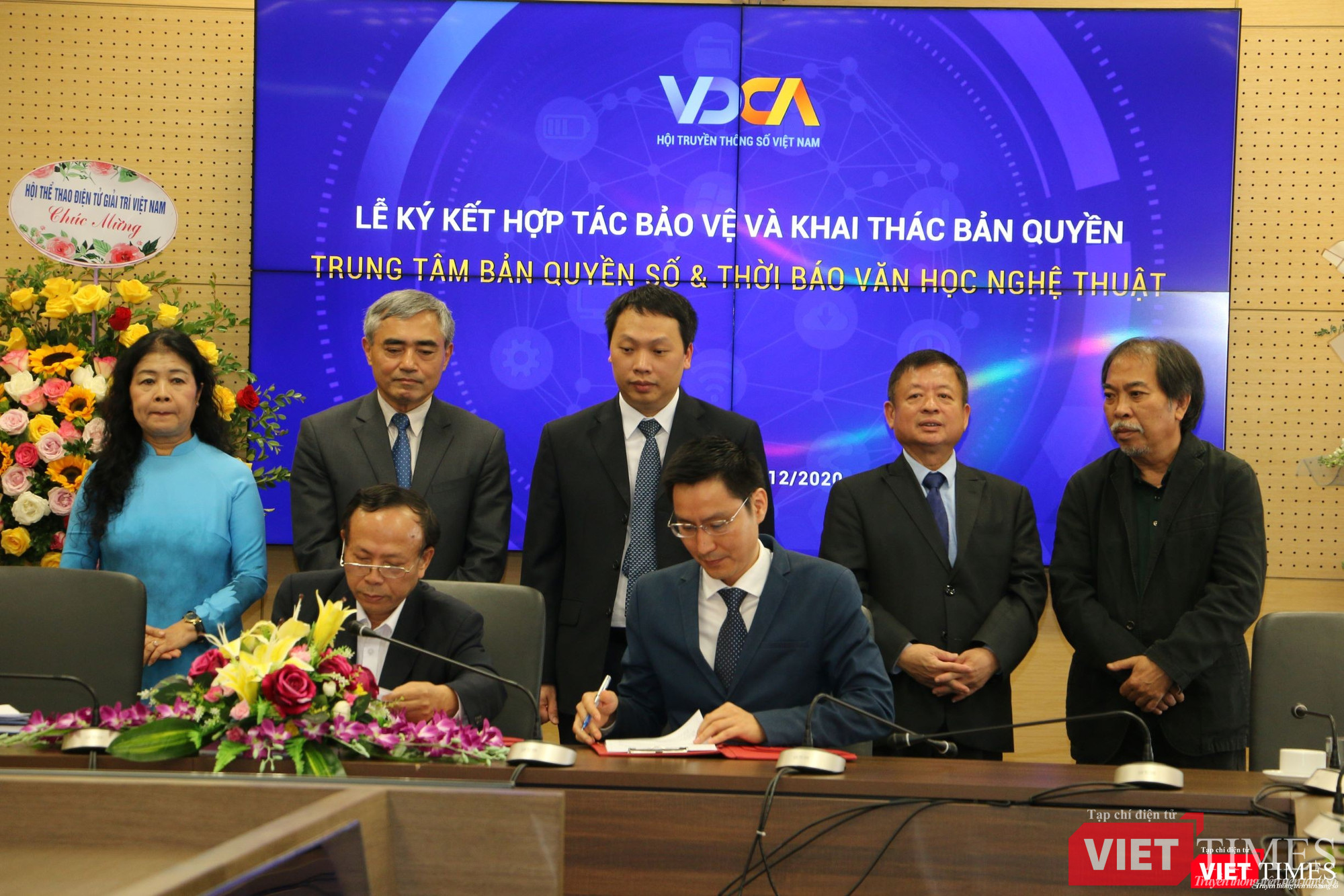 Ký hợp đồng với Thời báo Văn học Nghệ thuật