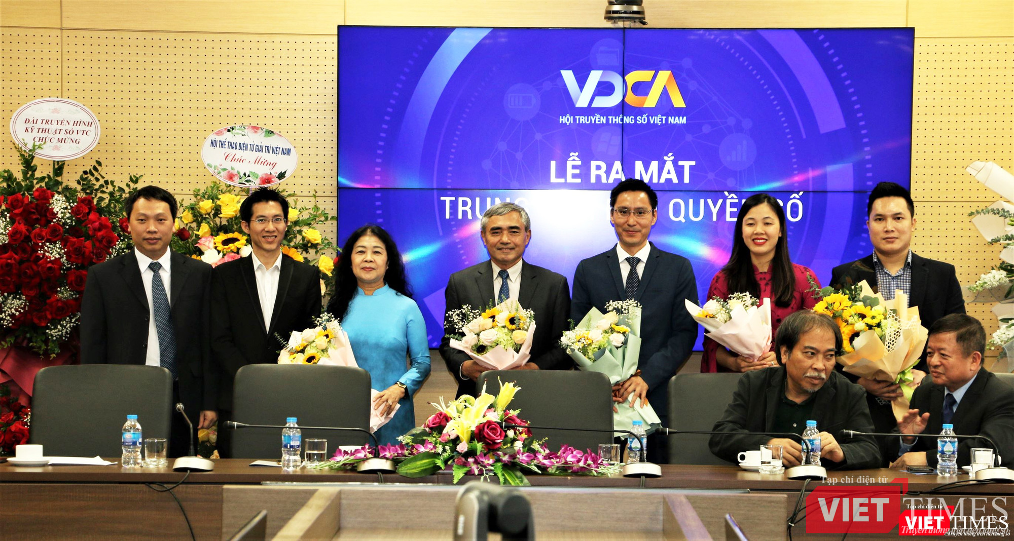 Thứ trưởng Bộ TT&amp;TT Nguyễn Huy Dũng tặng hoa và chụp ảnh lưu niệm với Hội đồng lãnh đạo Trung tâm Bản quyền số