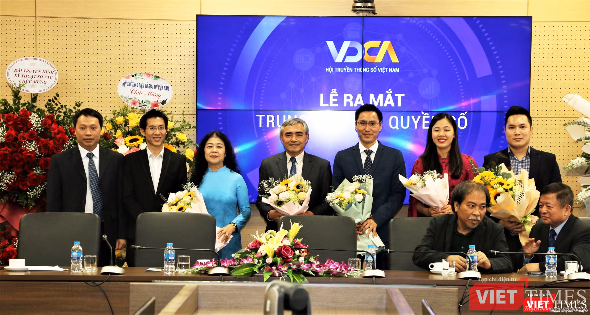 Thứ trưởng Bộ TT&amp;TT Nguyễn Huy Dũng tặng hoa và chụp ảnh lưu niệm với Hội đồng lãnh đạo Trung tâm Bản quyền số
