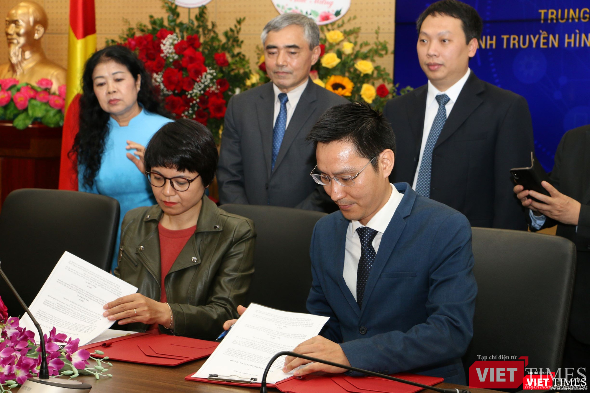 ông Hoàng Đình Chung - Giám đốc Trung tâm Bản quyền số ký hợp đồng với đại diện kênh truyền hình VOV