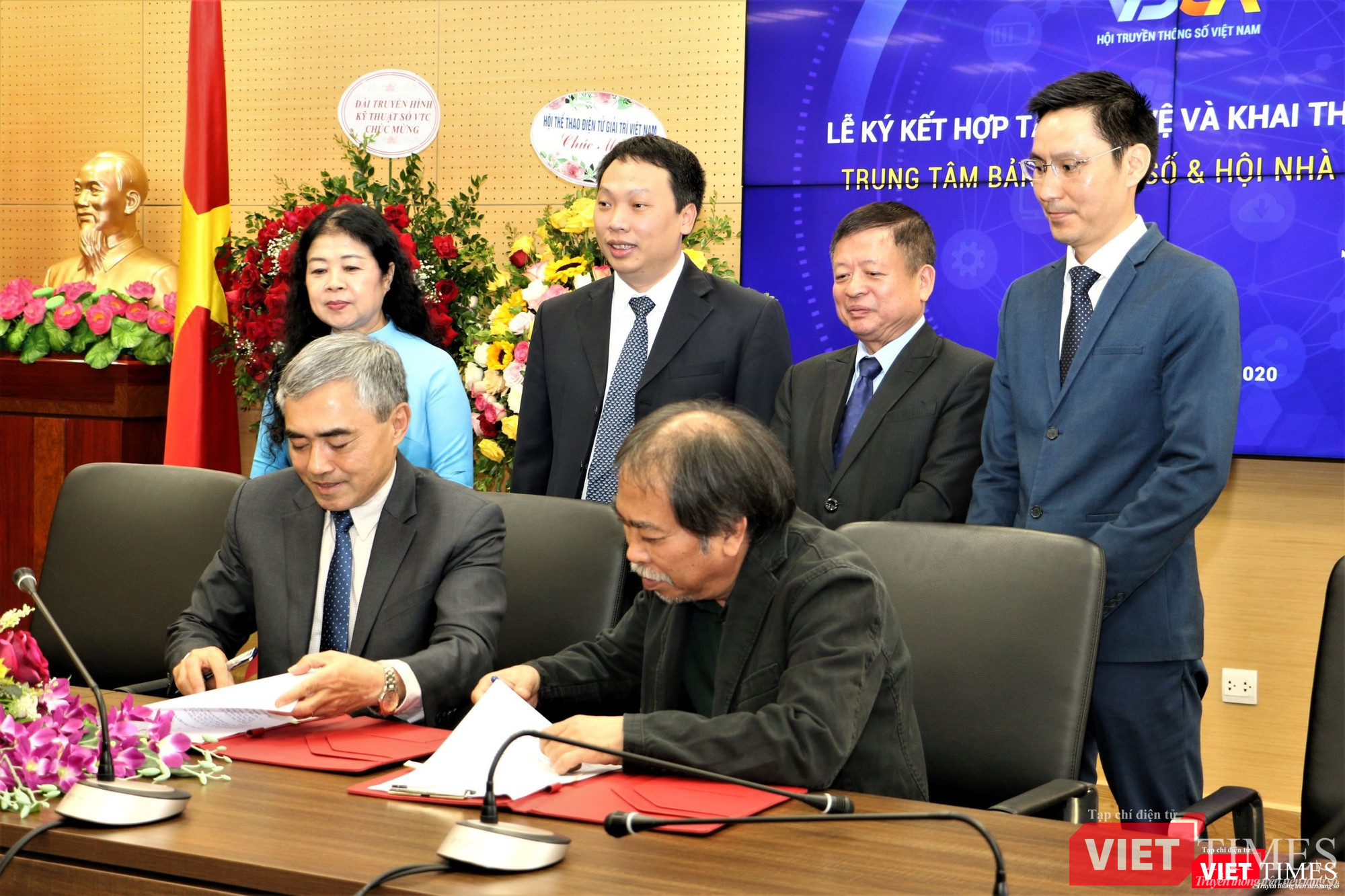 ông Nguyễn Minh Hồng - Đại diện Trung tâm ký hợp đồng với Hội nhà văn