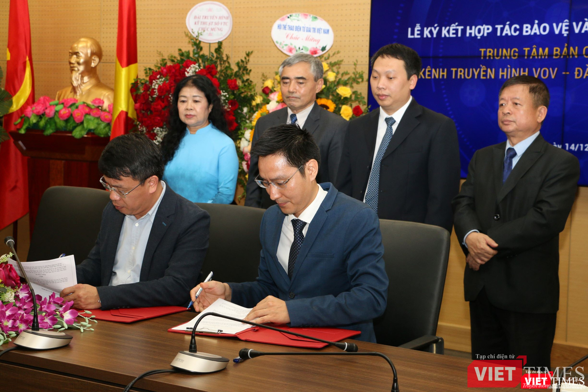 Ký hợp đồng với báo Thiếu niên Tiền phong và Nhi đồng