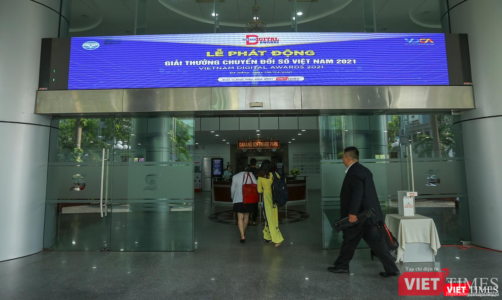 Đại biểu đến tham dự họp báo phát động Giải thưởng Chuyển đổi số Việt Nam năm 2021