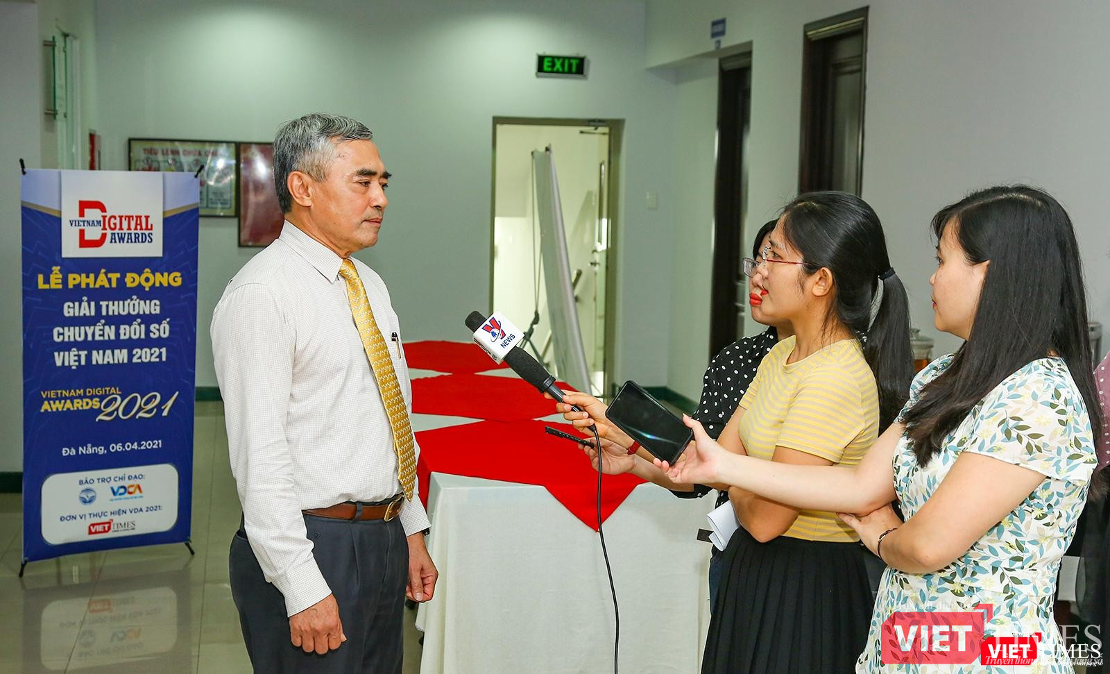 Báo giới phỏng vấn ông Nguyễn Minh Hồng - Chủ tịch Hội truyền thông số, Trưởng Ban tổ chức Giải thưởng Chuyển đổi số Việt Nam năm 2021 bên lề Họp báo