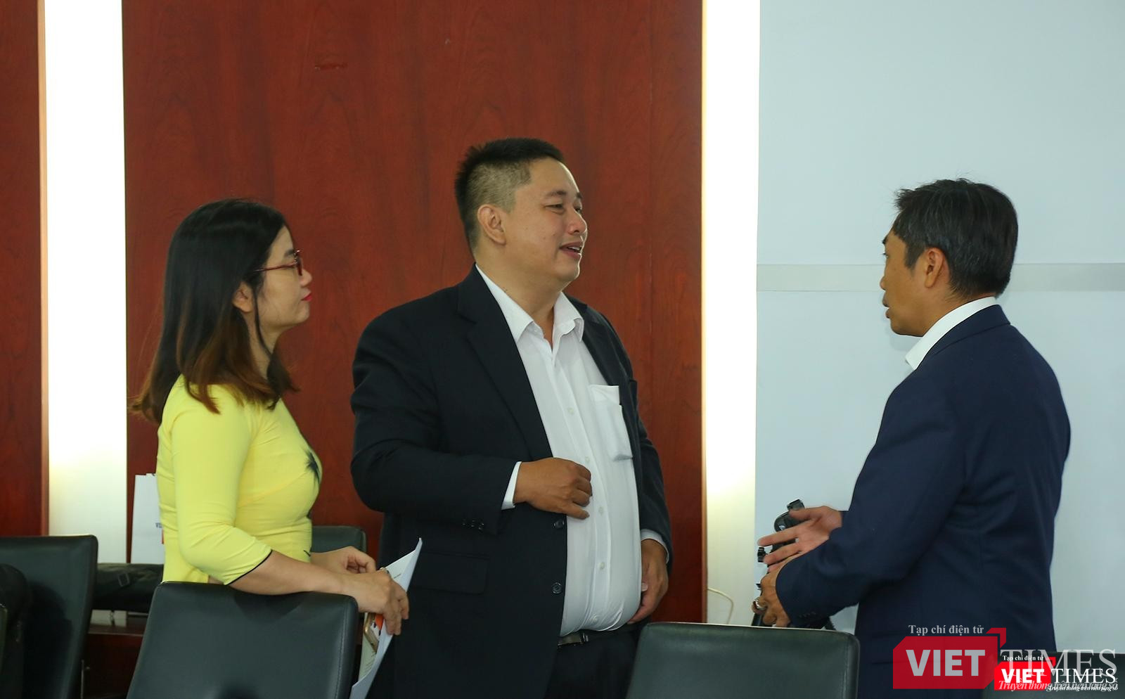 Đại diện các doanh nghiệp trao đổi, chia sẻ kinh nghiệm về chuyển đổi số bên lề buổi họp báo