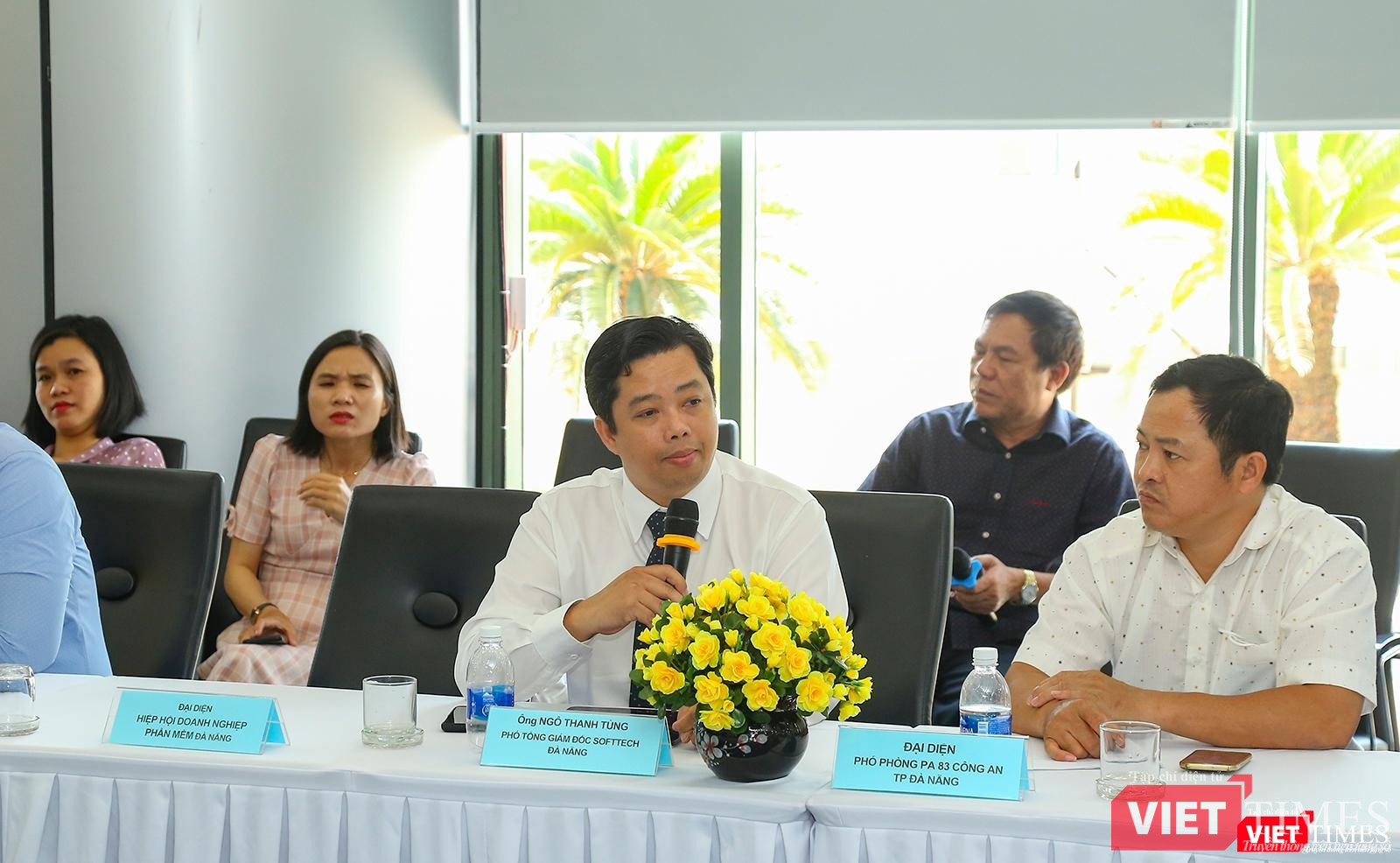Ông Ngô Thanh Tùng - Phó Tổng Giám đốc SoftTech Đà Nẵng trao đổi tại Họp báo