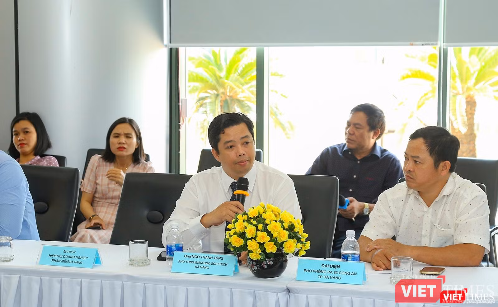 Ông Ngô Thanh Tùng - Phó Tổng Giám đốc SoftTech Đà Nẵng trao đổi tại Họp báo