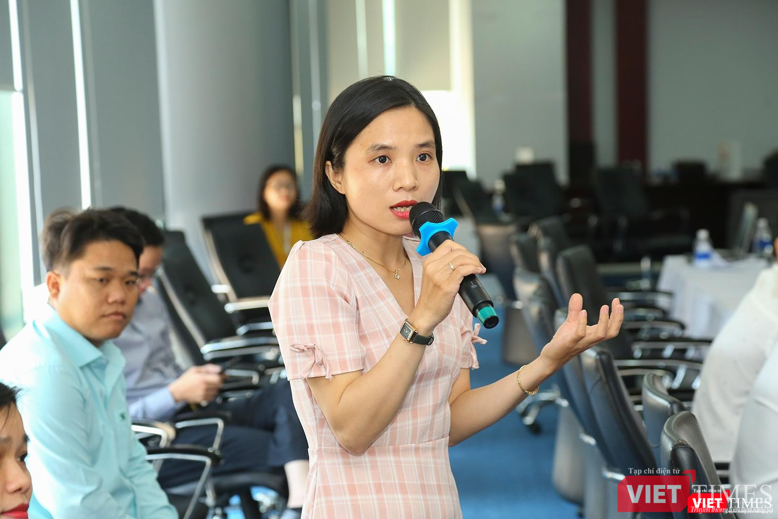 Nhà báo đặt câu hỏi cho Ban tổ chức