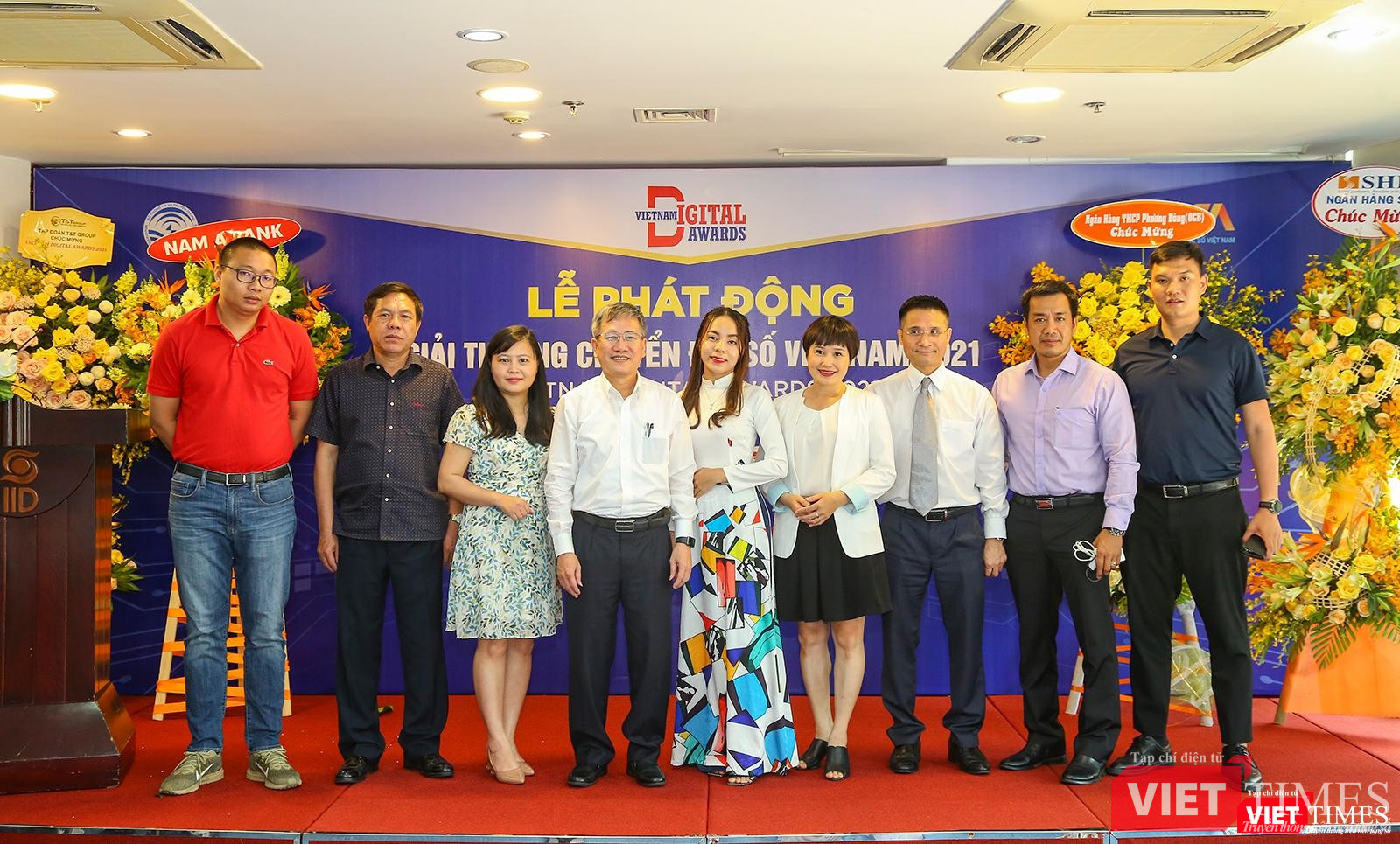 Các đại biểu chụp ảnh lưu niệm