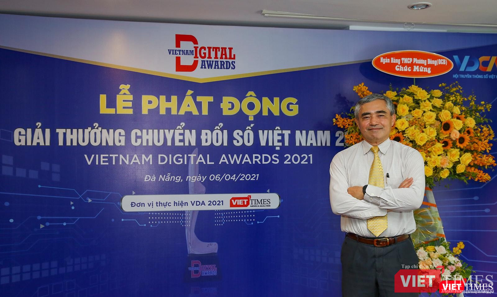 Ông Nguyễn Minh Hồng - Chủ tịch Hội truyền thông số, Trưởng Ban tổ chức Giải thưởng Chuyển đổi số Việt Nam năm 2021 chụp ảnh lưu niệm tại Họp báo