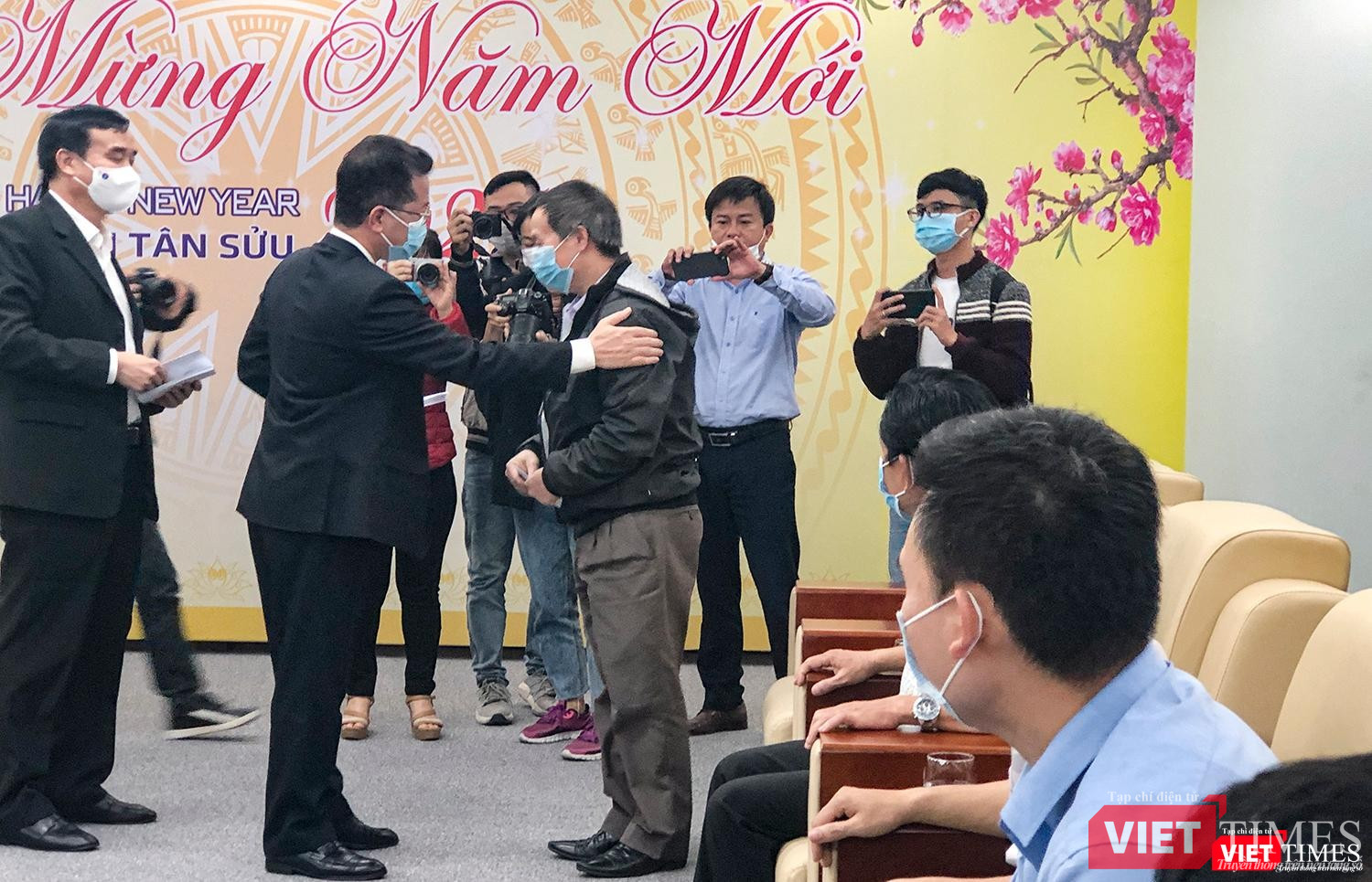 Bí thư Thành uỷ Đà Nẵng và Chủ tịch UBND TP Đà Nẵng tặng quà, động viên đoàn bác sĩ Đà Nẵng lên đường chi viện cho Gia Lai