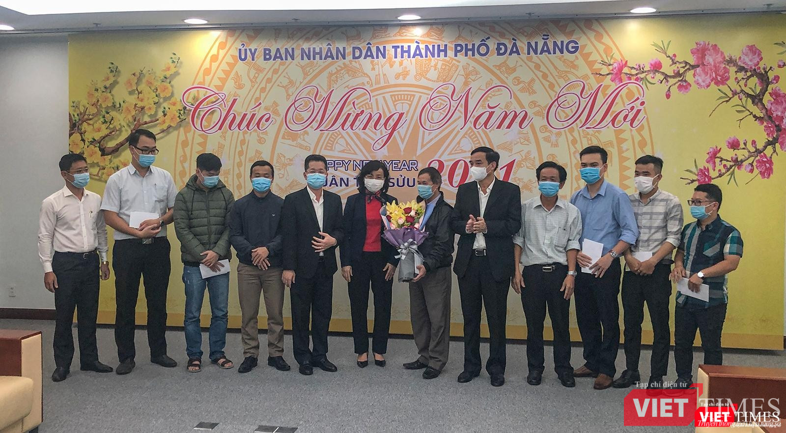 Bí thư Thành uỷ Đà Nẵng và Chủ tịch UBND TP Đà Nẵng chụp ảnh lưu niệm cùng đoàn bác sĩ Đà Nẵng lên đường chi viện cho Gia Lai